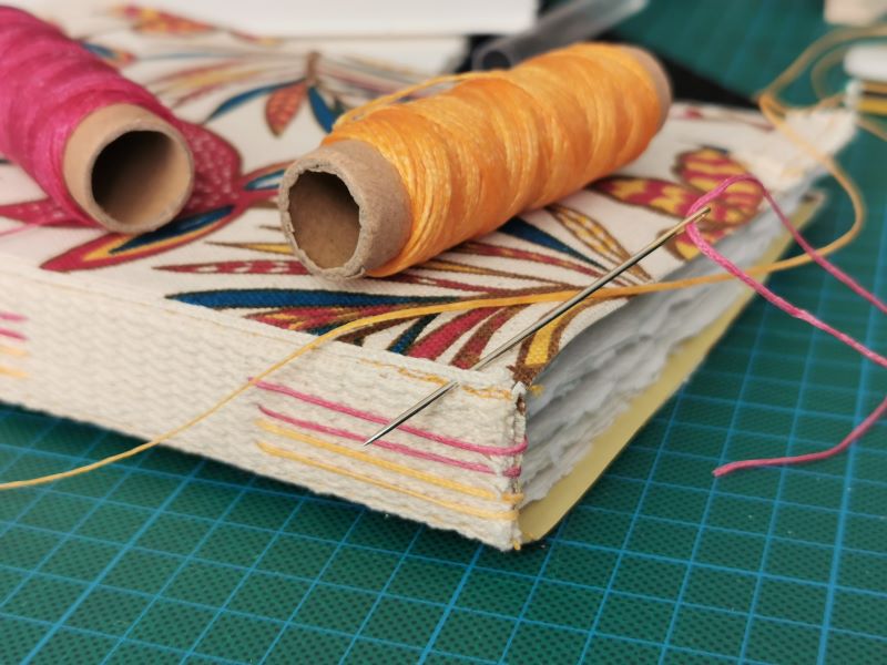 Comment fabriquer un carnet de voyage couverture tissu de récup