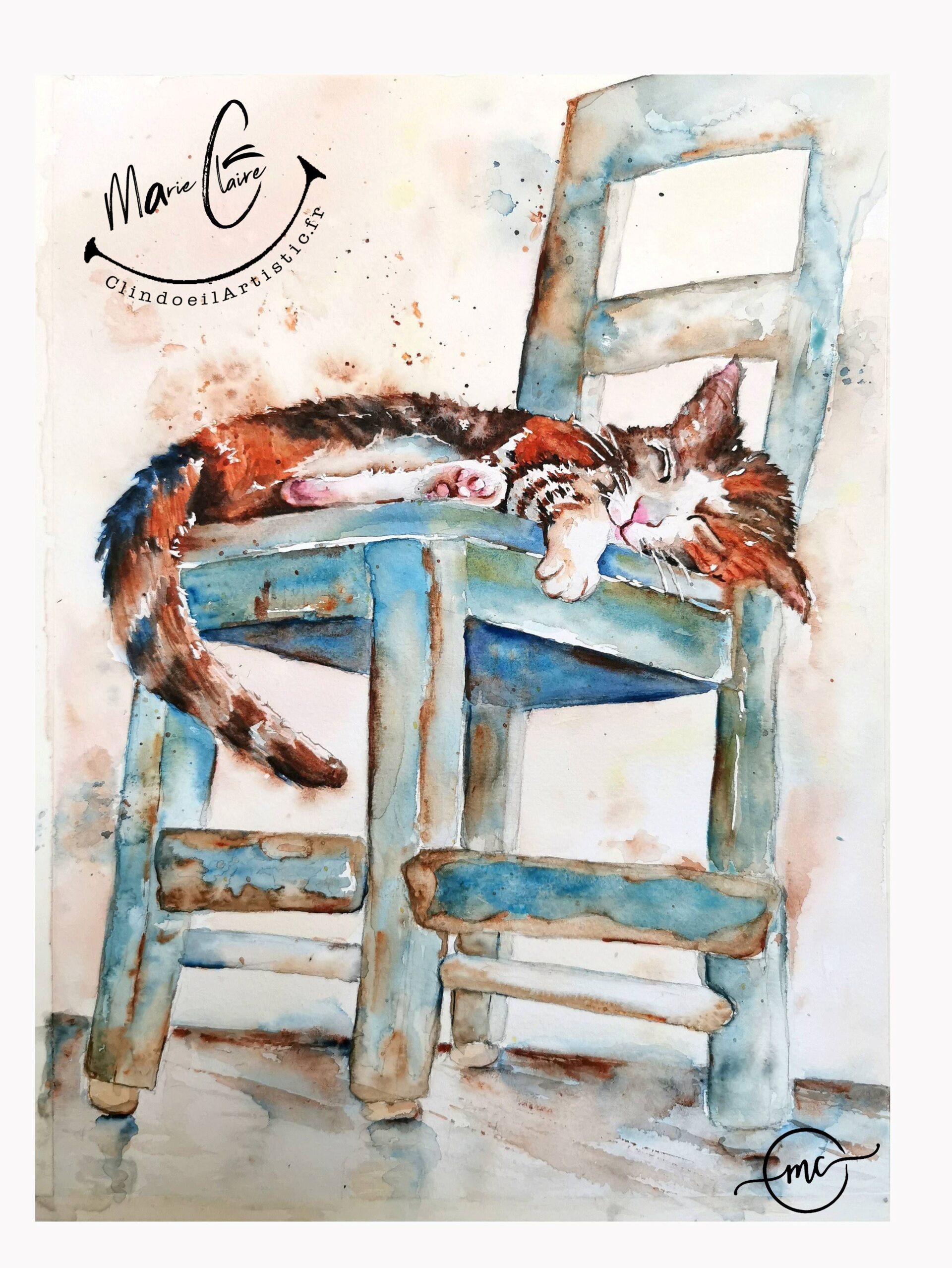 Le chat endormi sur la chaise bleue